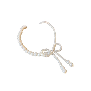 Collana di perle stile francese con fiocco centrale e perle metalliche lucide