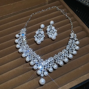 Parure de bijoux de luxe avec perles et diamants dans un écrin élégant en velours