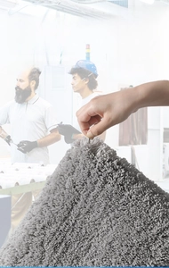 Gros plan du tapis de bain épais avec technologie de verrouillage des fibres durable
