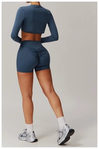 Détail du short taille haute bleu foncé avec effet froncé pour un fessier galbé