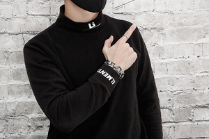 Détail du bracelet et de la bague punk vintage en acier argenté sur un mannequin homme