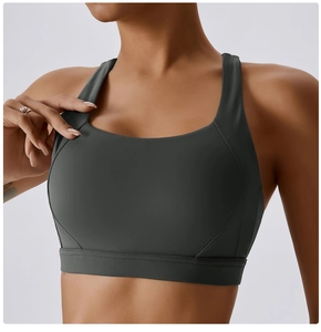 Dettaglio del reggiseno sportivo grigio scuro con cuciture decorative e spalline larghe
