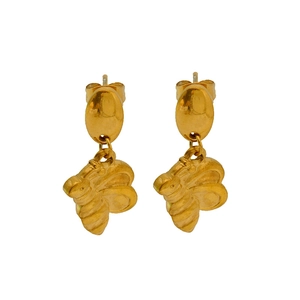 Gros plan de boucles d'oreilles en acier doré avec pendentifs abeilles 3D sur fond blanc