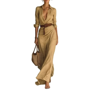Elegantes khakifarbenes Langarm-Maxikleid mit asymmetrischem Faltenrock und braunem Gürtel