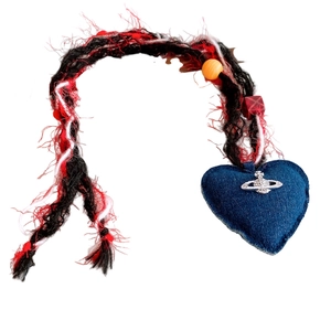 Collana con ciondolo a cuore in legno felpato con tessuto denim e logo di saturno