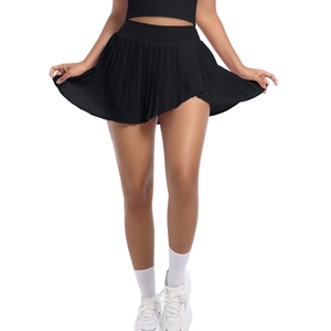 Detail of high-waist pleated tennis skirt with side pockets and built-in shorts
