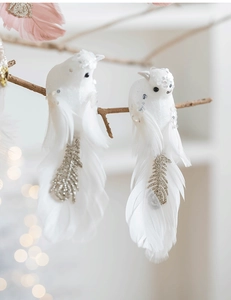 Detalle de pájaros blancos de espuma con plumas y lentejuelas para decoración
