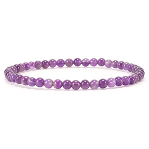 Makroaufnahme von 4mm Natur-Amethyst-Perlenarmband mit polierten lila Edelsteinen