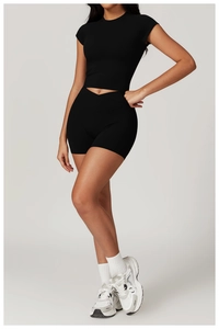 Détail du short de fitness croisé taille haute et haut court de sport ajusté noir