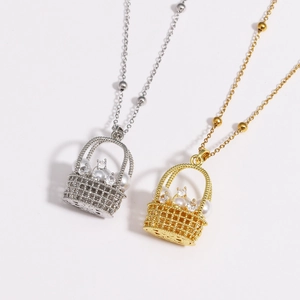 Gros plan de pendentifs panier en or et argent avec perles et zircons incrustés