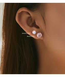 Gedetailleerde weergave van 925 zilveren oorknopjes met roze kristal in 6mm en 8mm