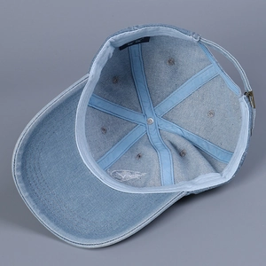 Dettaglio della fibbia in metallo regolabile e fodera interna del cappello di jeans