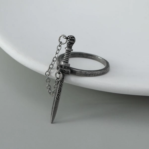 Gothic zilveren ring met zwaardhanger, schedeldetail en decoratieve fijne ketting