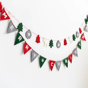 Guirlande de Noël en feutre avec drapeaux rouges et verts, rennes et sapins déco