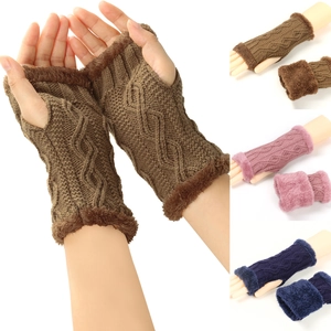 Détail de mitaines en maille torsadée avec bordure en fausse fourrure et coloris variés