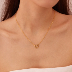 Collier élégant en acier inoxydable doré avec un pendentif délicat en forme de cœur