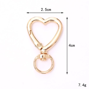 Gold heart-shaped lobster clasp with dimensions 2.5cm by 4cm and weight 7.4g detail