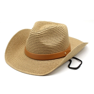 Cappello da cowboy in paglia con fascia in pelle marrone e cordino parasole