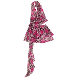 Dettaglio del completo sexy leopardato e floreale rosa con top halter e minigonna