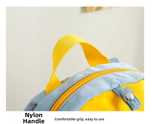 Dettaglio del manico in nylon giallo e cuciture resistenti su uno zaino per bambini