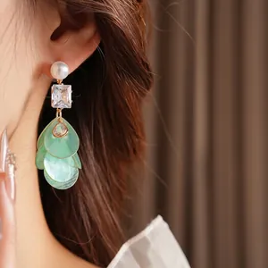 Elegante Silbernadel-Ohrhänger mit Zirkon, Perle und hellgrünen Quastenanhängern aus Muschel