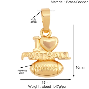 Vue détaillée du pendentif football en laiton doré avec dimensions et poids précises