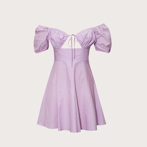 Mini-robe lavande à manches bouffantes avec col v évidé et taille haute ajustée