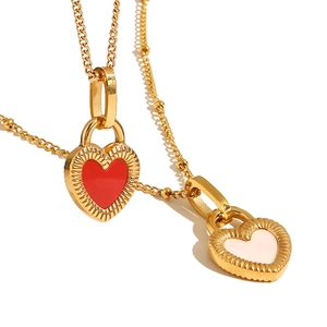 Colliers cœur vintage français dorés avec pendentifs centraux en résine rouge et blanc