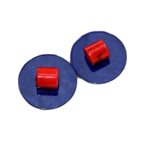 Boucles d'oreilles rondes bleues vintage avec centres rouge vif sur fond blanc