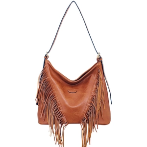 Vue détaillée du sac à bandoulière marron avec longues franges et textures en cuir