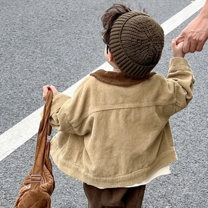 Gorro de punto cálido para niños y chaqueta de pana en una acogedora escena otoñal exterior