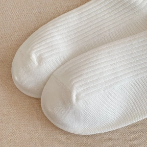 Gros plan sur la couture des orteils et la texture côtelée en coton des chaussettes