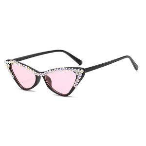 Occhiali da sole cat eye con montatura nera, strass arcobaleno e lenti rosa chiaro
