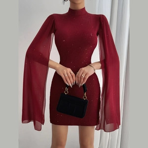 Detail eines burgunderfarbenen Strickkleides mit Glitzereffekt und Cape-Ärmeln