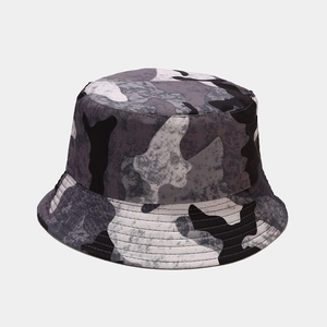 Gros plan détaillé du chapeau bob camouflage avec motifs gris et coutures de bord renforcées