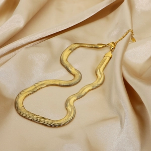 Elegante collana a catena a serpente in acciaio inossidabile oro su seta