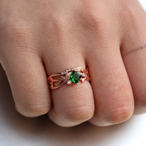 Elegante roségouden takring met vierkante groene steen en kleine witte zirkonia's