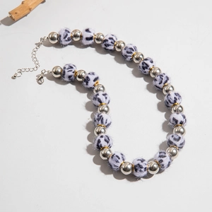 Détail du collier avec perles colorées, boules en fausse fourrure léopard et perles