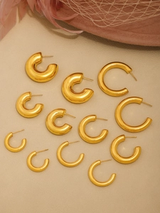Detalle de aros en forma de C bañados en oro de 18 quilates en varios tamaños y grosores