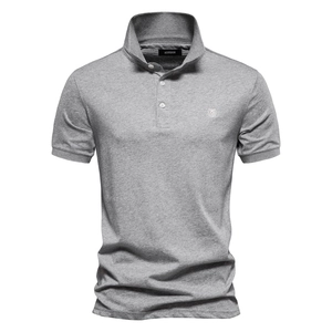 Vue détaillée du col polo et du tissu en maille de coton d'un polo gris pour homme
