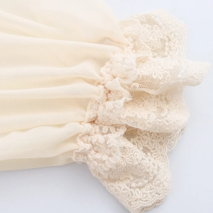Robe élégante en mousseline avec détails en dentelle et poignets élastiques à volants