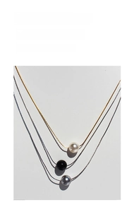Detailed comparison of thin gold and silver chains with white, black, and grey pearls