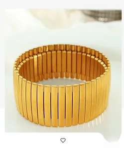 Nahaufnahme des vergoldeten Gliederkettenarmbands mit gebürsteter Metallstruktur
