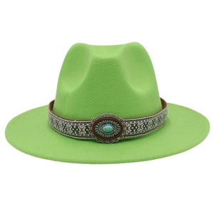 Détail du ruban jacquard ethnique avec boucle turquoise sur chapeau en feutre vert à bord large