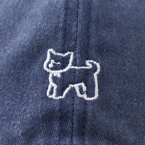 Casquette en coton délavé bleu marine avec broderie blanche de petit chien mignon