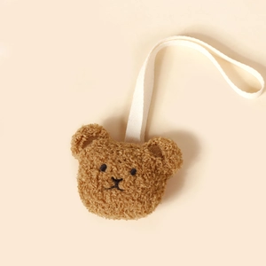Détail de l'attache-tétine tête d'ours en peluche marron avec polaire bouclée douce
