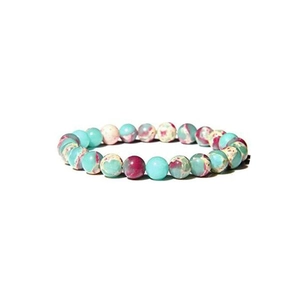 Dettaglio macro di un bracciale con perle da 8mm in pietre imperiali turchese e rosa