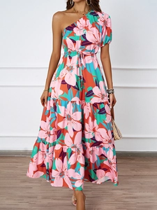 Détail de robe longue fleurie à épaule dénudée avec ourlet à volants et lien à la taille