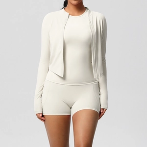 Détail de l'ensemble de yoga 3 pièces avec veste crème, débardeur dos nageur et short