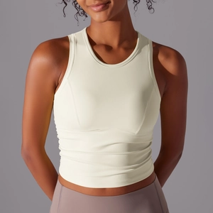 Détail de la texture du tissu et des coutures fines sur le débardeur de sport crème